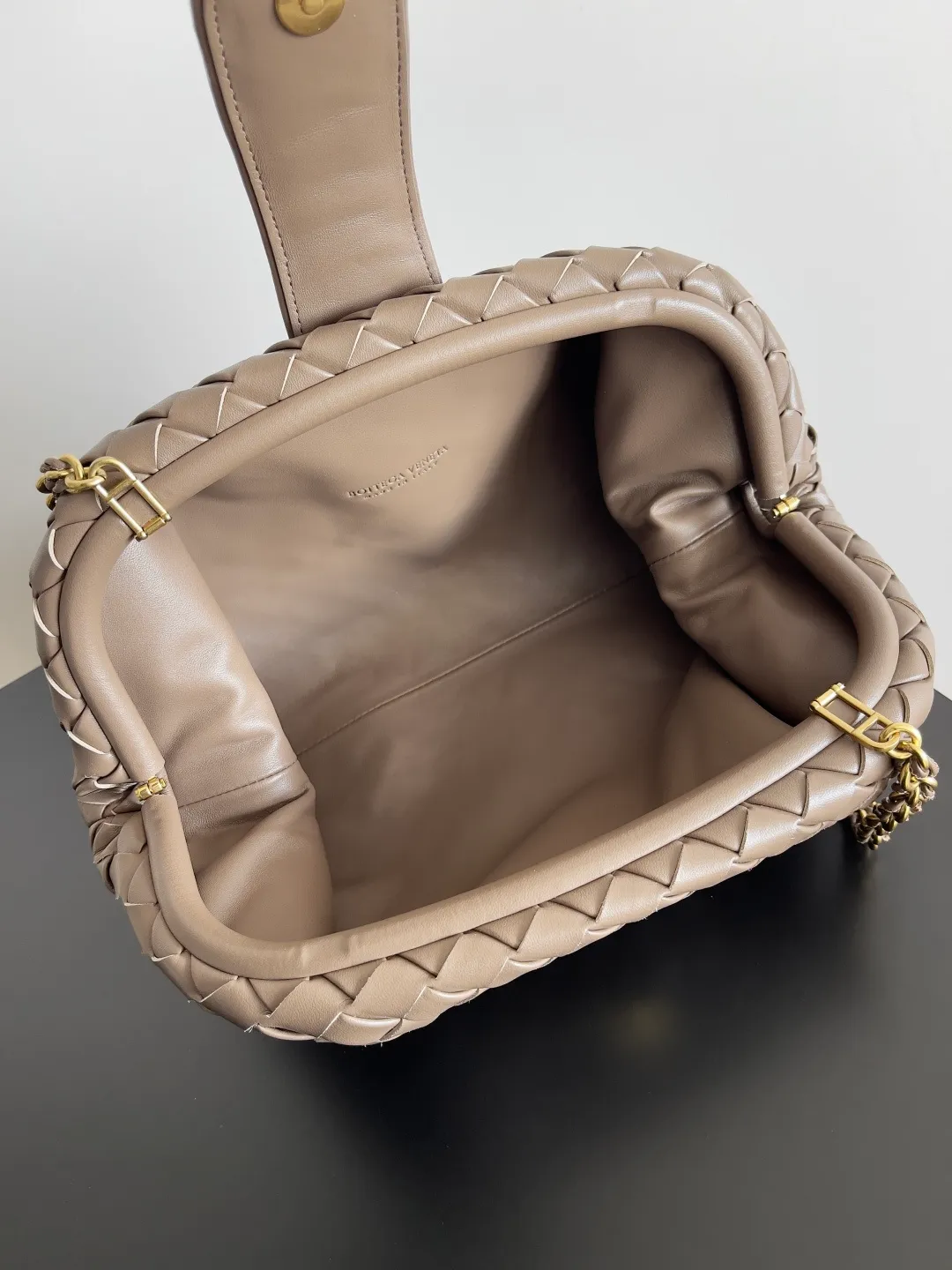 Batch 2260 BOTTEGA VENETA Lady's LAUREN CLUTCH Chain Clutch was inspired by 40 years ago. It is a perfect fusion of classic and modern bags. It is effortless and fashionable for any occasion and at any time. The newly added detachable metal chain allows people to have more ways to carry it. It is grand and elegant. Style No.: 785807 Size: 31.5*16.5*11cm